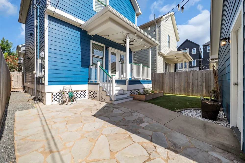 1029 W 15th 1/2 St, Houston, TX 77008