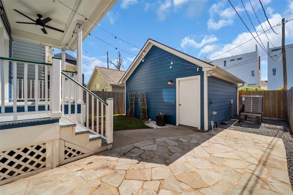 1029 W 15th 1/2 St, Houston, TX 77008