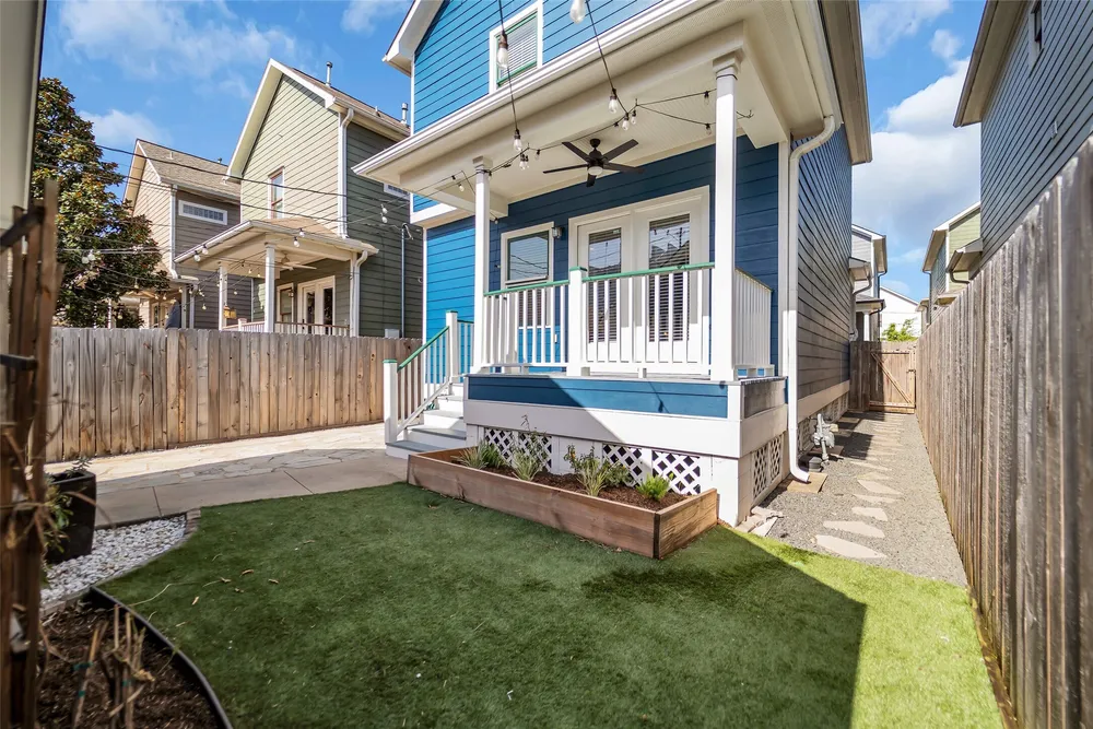 1029 W 15th 1/2 St, Houston, TX 77008