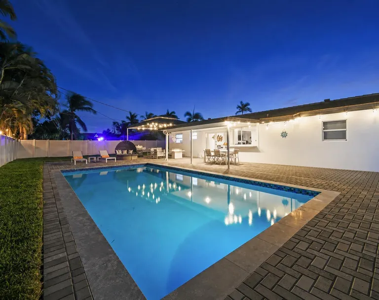 5040 NE 22nd Ave, Lighthouse Point, FL 33064
