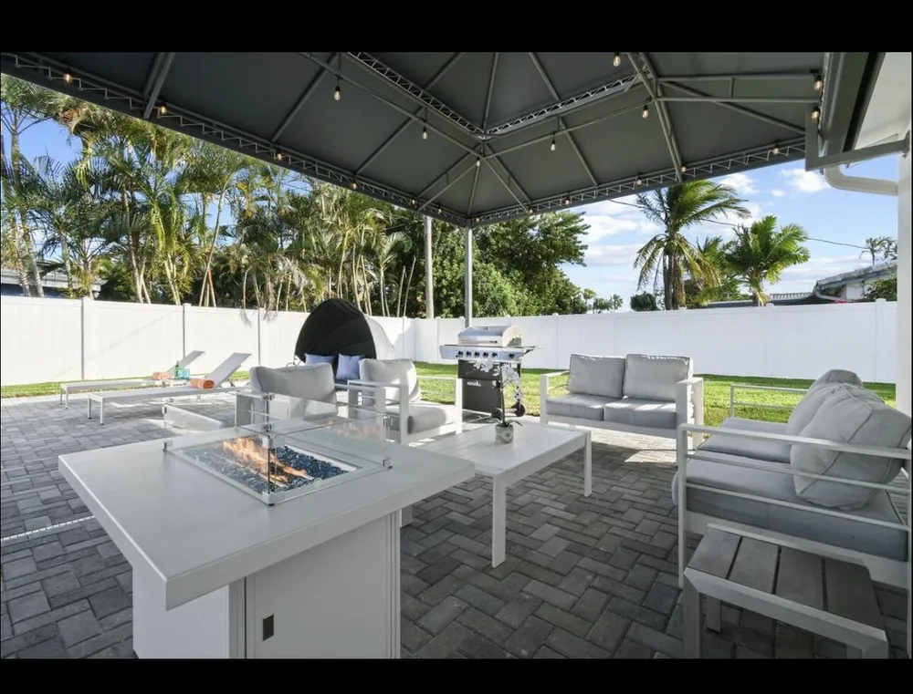 5040 NE 22nd Ave, Lighthouse Point, FL 33064