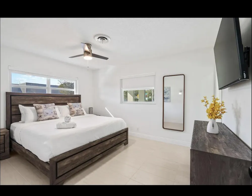 5040 NE 22nd Ave, Lighthouse Point, FL 33064