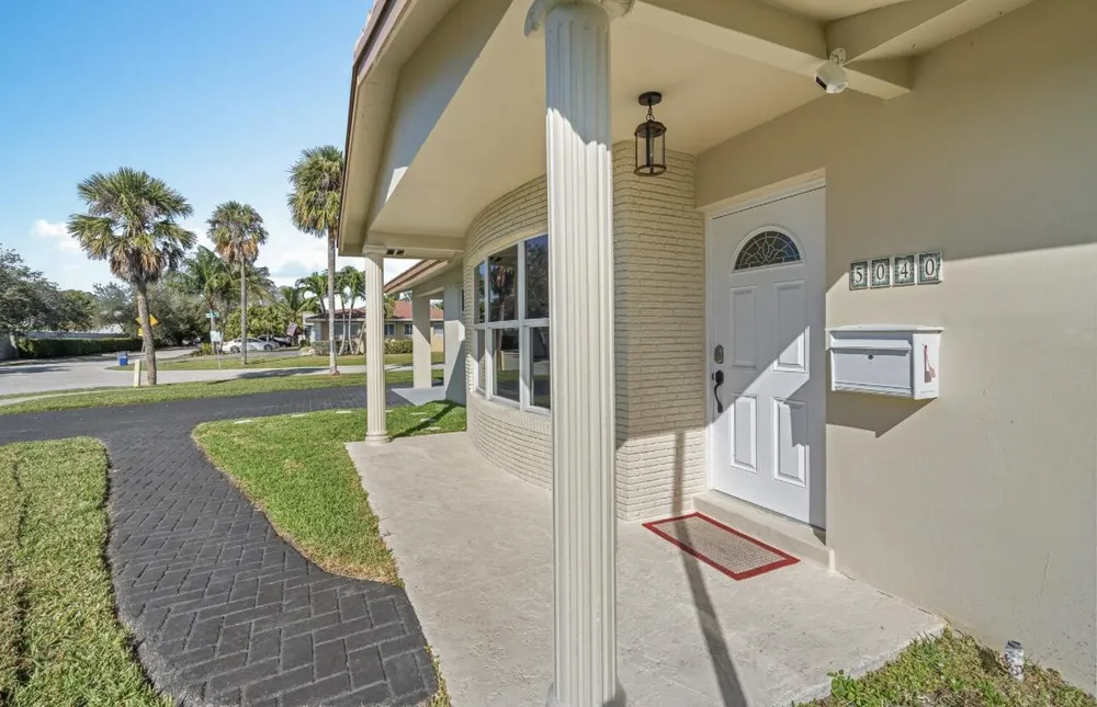 5040 NE 22nd Ave, Lighthouse Point, FL 33064