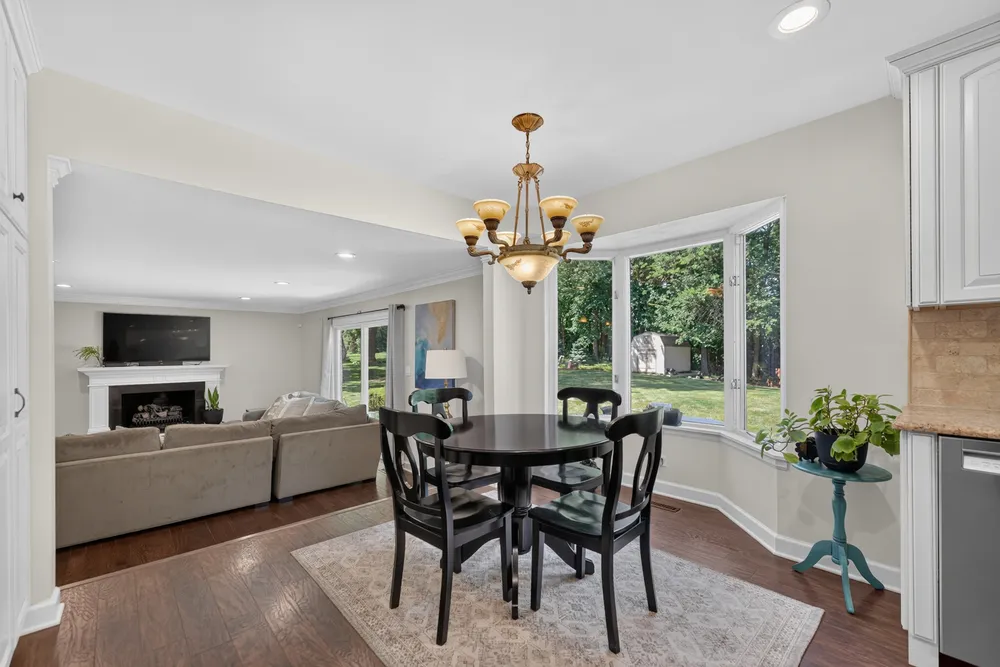 1206 Aberdeen Rd, Inverness, IL 60067