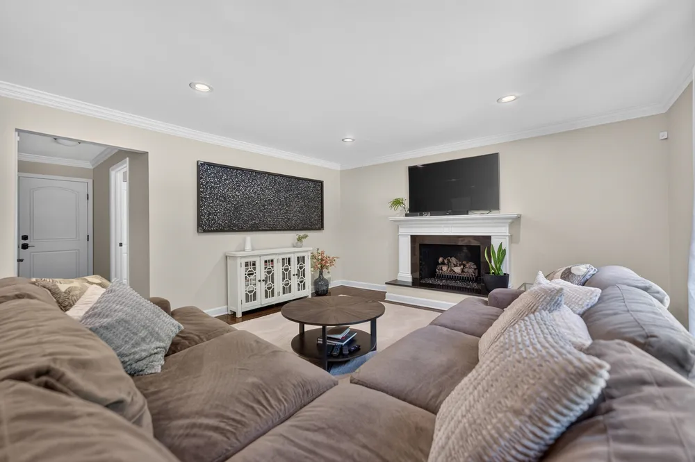 1206 Aberdeen Rd, Inverness, IL 60067