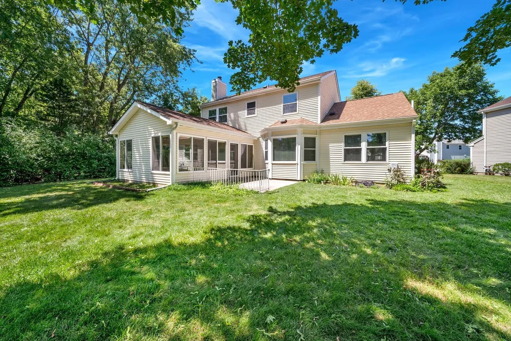 1384 Marble Hill Dr, Lake Zurich, IL 60047-1744