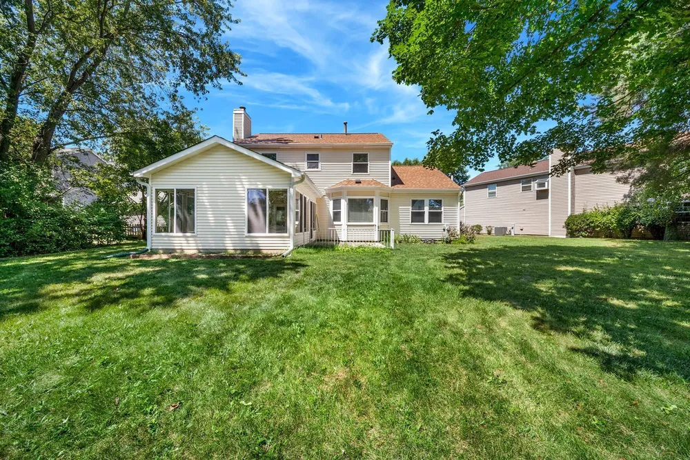 1384 Marble Hill Dr, Lake Zurich, IL 60047-1744
