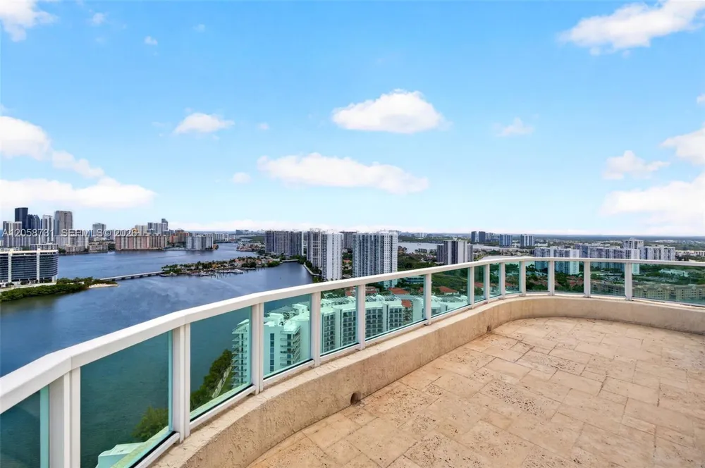 3330 NE 190th St, Aventura, FL 33180