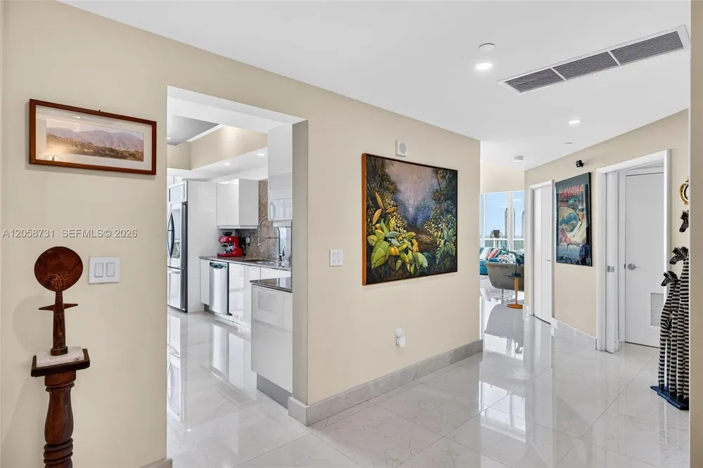 3330 NE 190th St, Aventura, FL 33180
