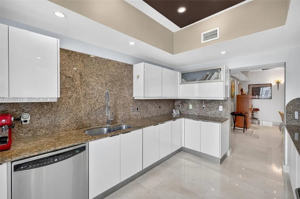 3330 NE 190th St, Aventura, FL 33180
