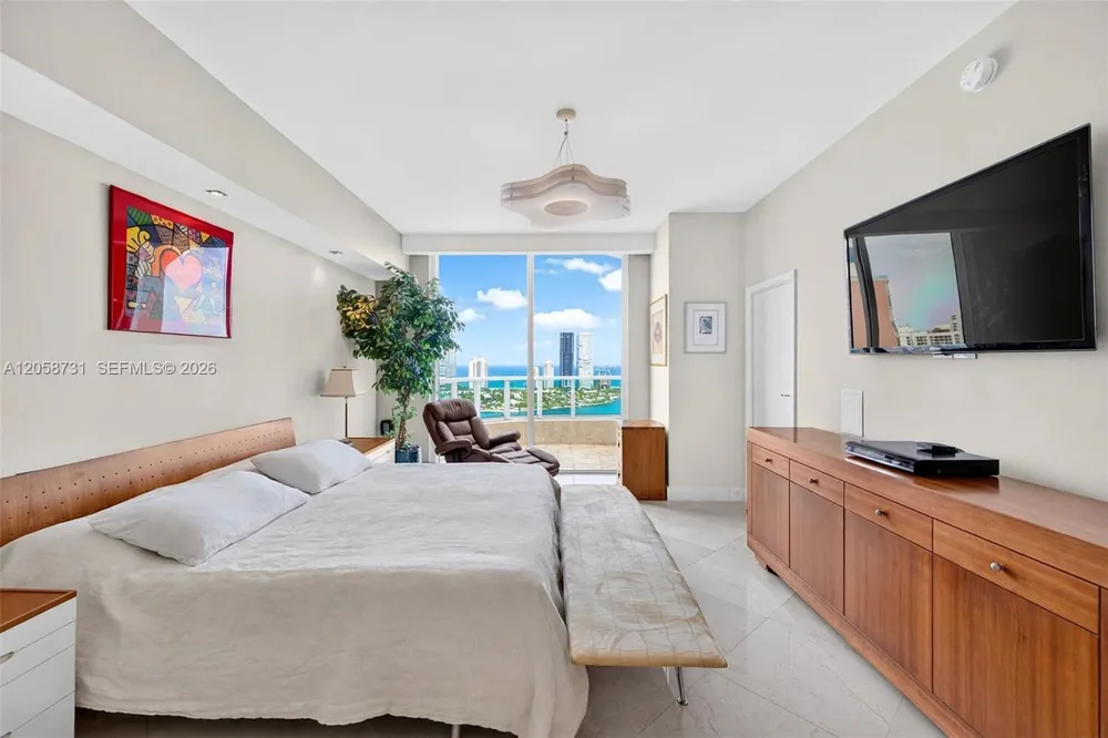 3330 NE 190th St, Aventura, FL 33180