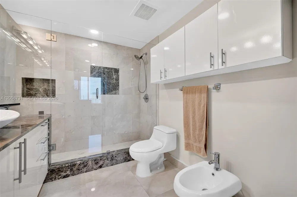 3330 NE 190th St, Aventura, FL 33180