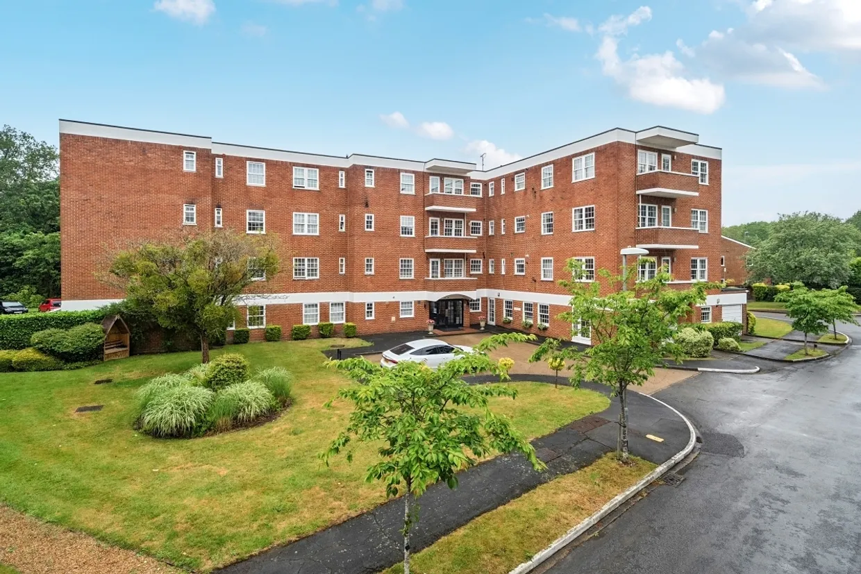 Bulstrode Court Gerrards Cross SL9 photo 9