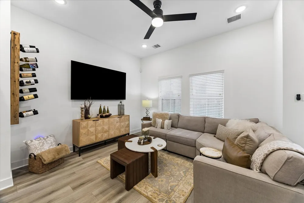 3012 Jensen Dr, Houston, TX 77026
