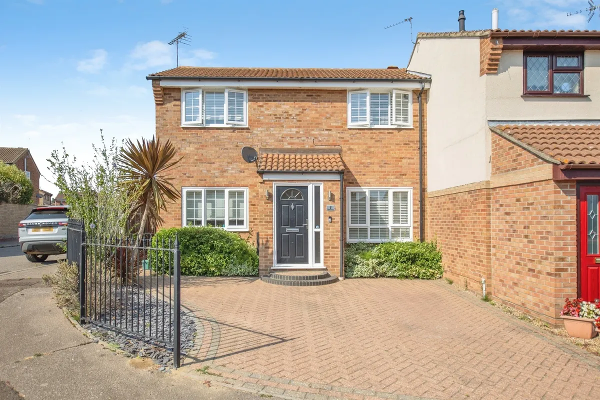 Siskin Close, Longridge, COLCHESTER