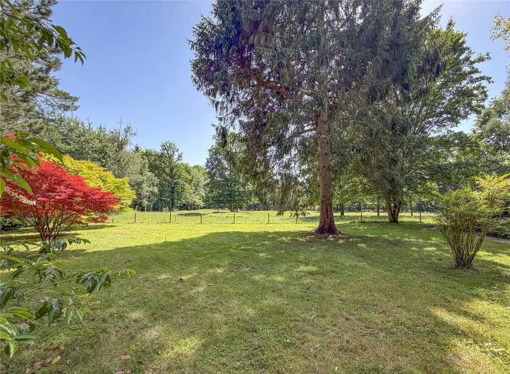 Property carousel item 18