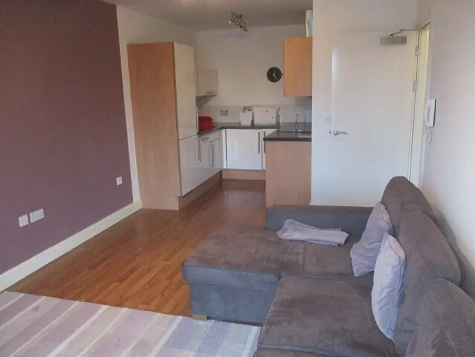 Property carousel image 3
