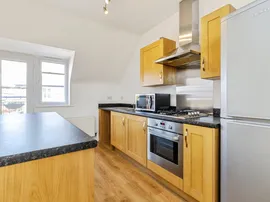 Iris Crescent, Lincoln thumb 3