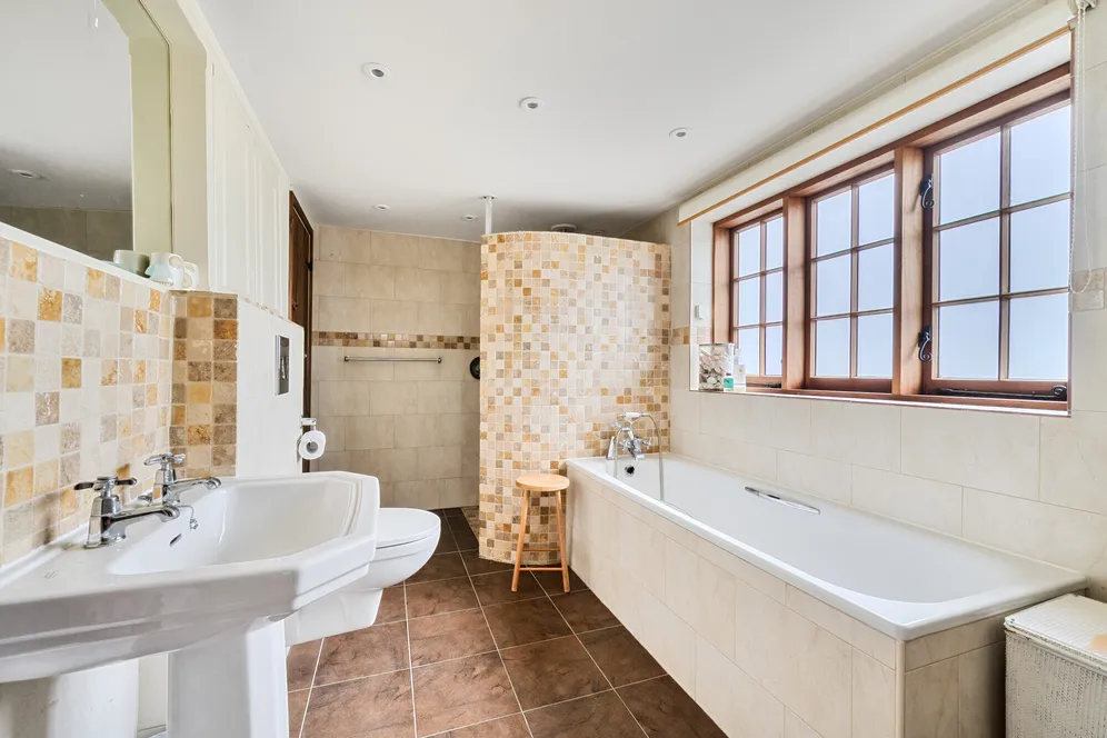 Eastcourt, Burbage, SN8 photo 13
