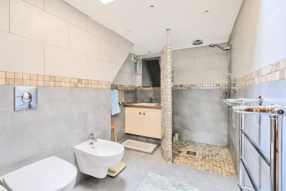 Eastcourt, Burbage, SN8 photo 18