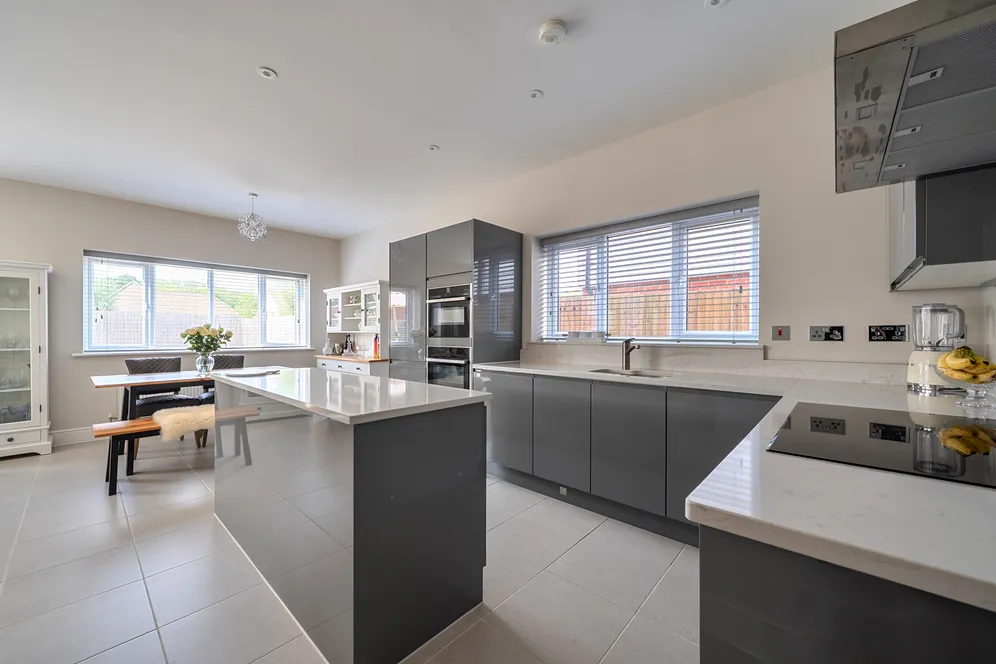 Hoadley Avenue, Burgess Hill, RH15 photo 2