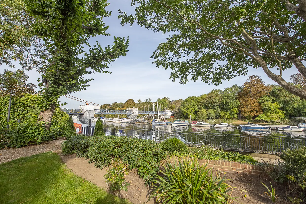 Broom Road, Teddington, TW11 photo 3