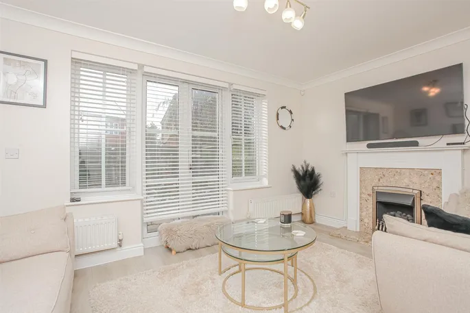 Property carousel image 3