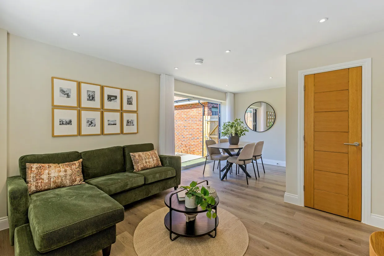 Sumners Fields, Horsham, RH13 photo 4