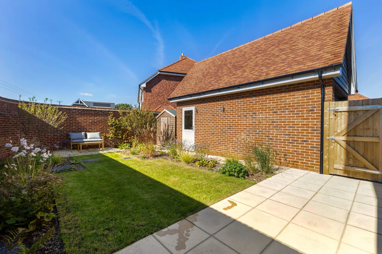 Sumners Fields, Horsham, RH13 photo 14