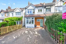 Pelton Avenue, Sutton