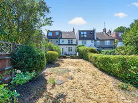 Pelton Avenue, Sutton thumb 3