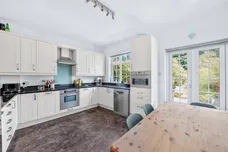 Pelton Avenue, Sutton