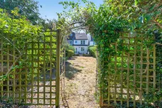 Pelton Avenue, Sutton