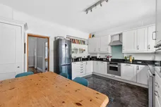 Pelton Avenue, Sutton