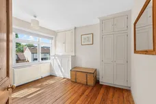 Pelton Avenue, Sutton