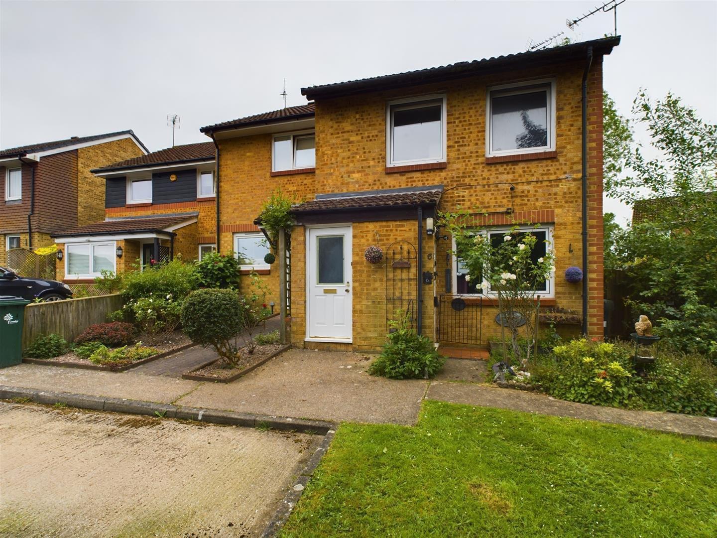 Knole Close, Pound Hill Image 2