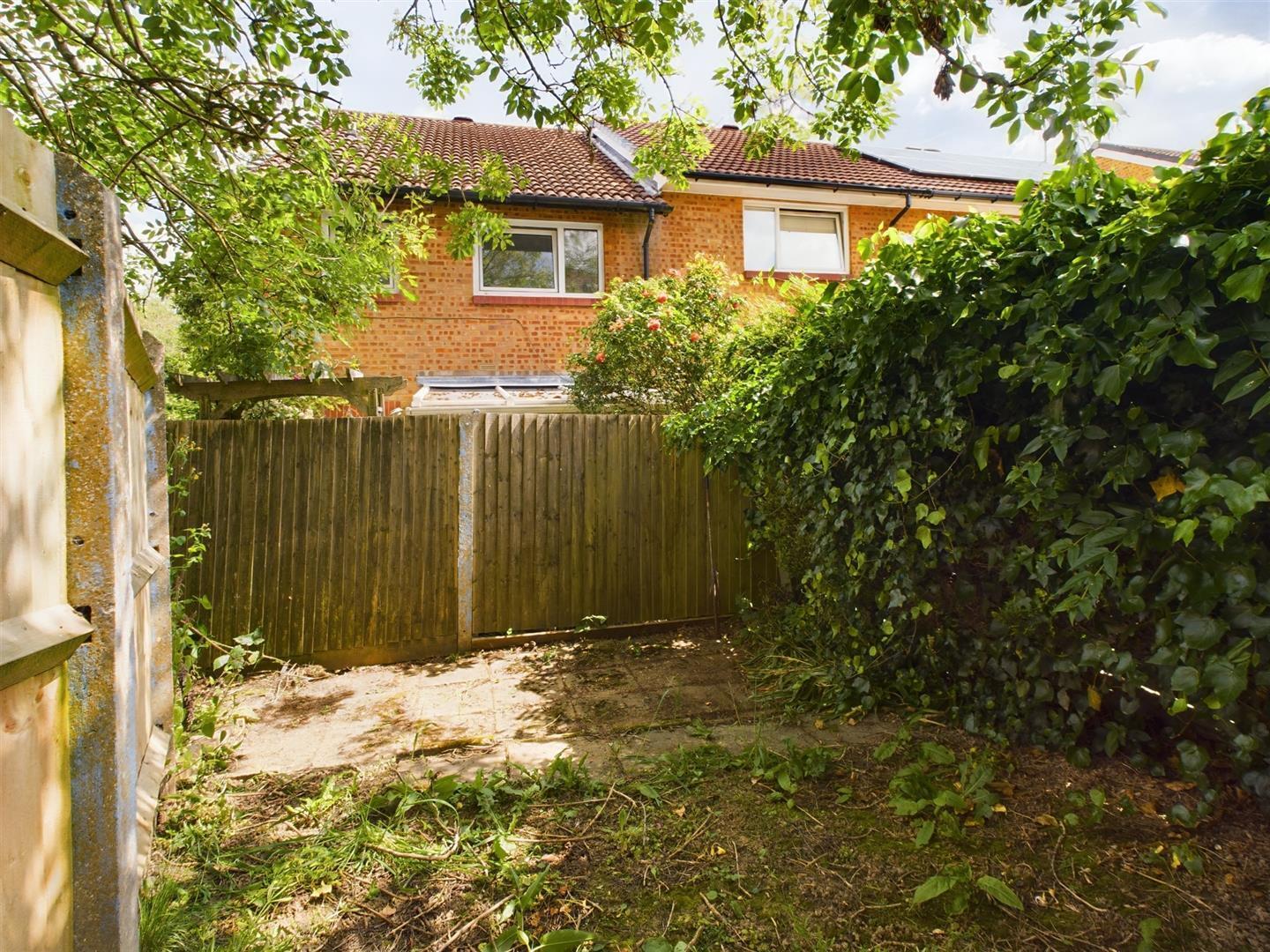 Knole Close, Pound Hill Image 7