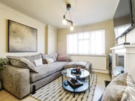 Lynwood Drive, Romford thumb 3