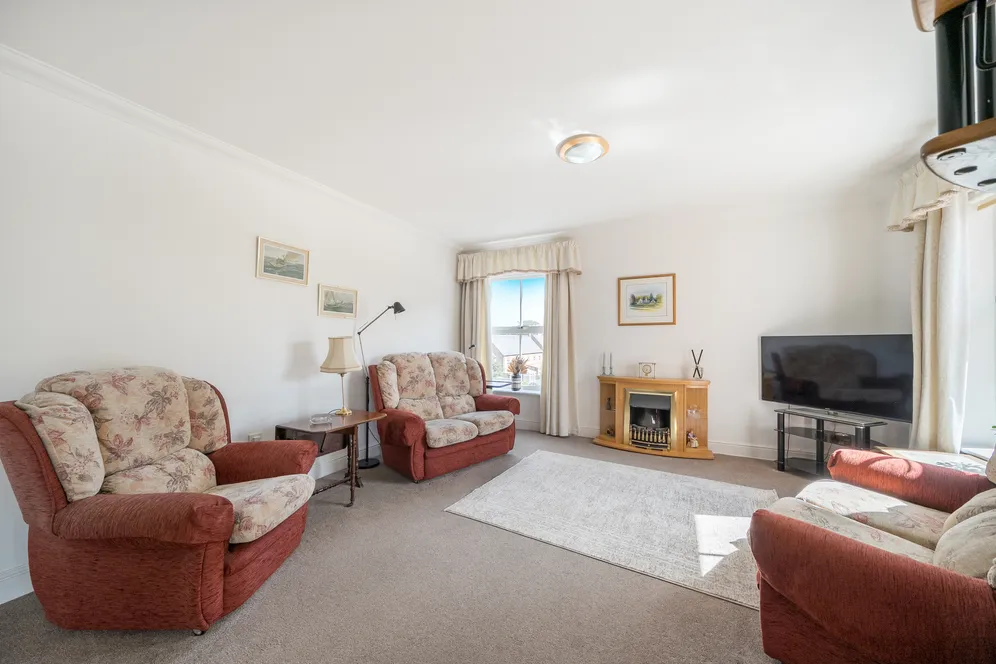 Coldstream Road, Caterham, CR3 photo 2