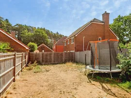 Holly Drive, Copthorne, Crawley thumb 2