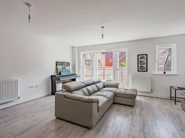 Holly Drive, Copthorne, Crawley thumb 3