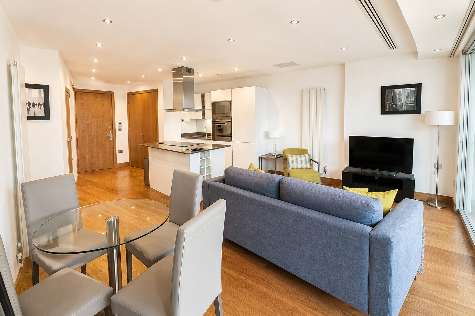 Stunning Two Bedroom Apartment with Balcony in Arena Tower, Canary Wharf Image 2