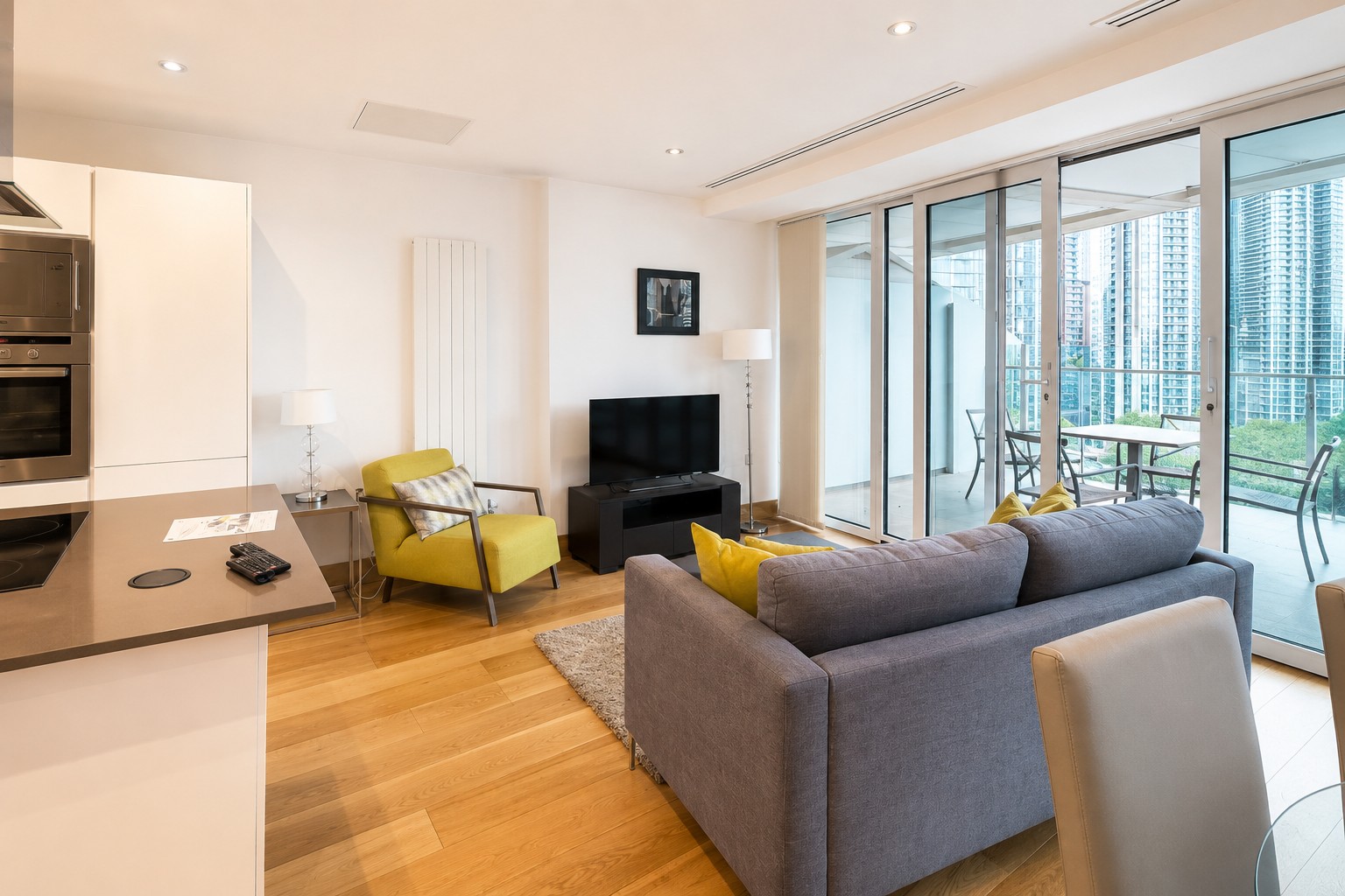 Stunning Two Bedroom Apartment with Balcony in Arena Tower, Canary Wharf Image 3