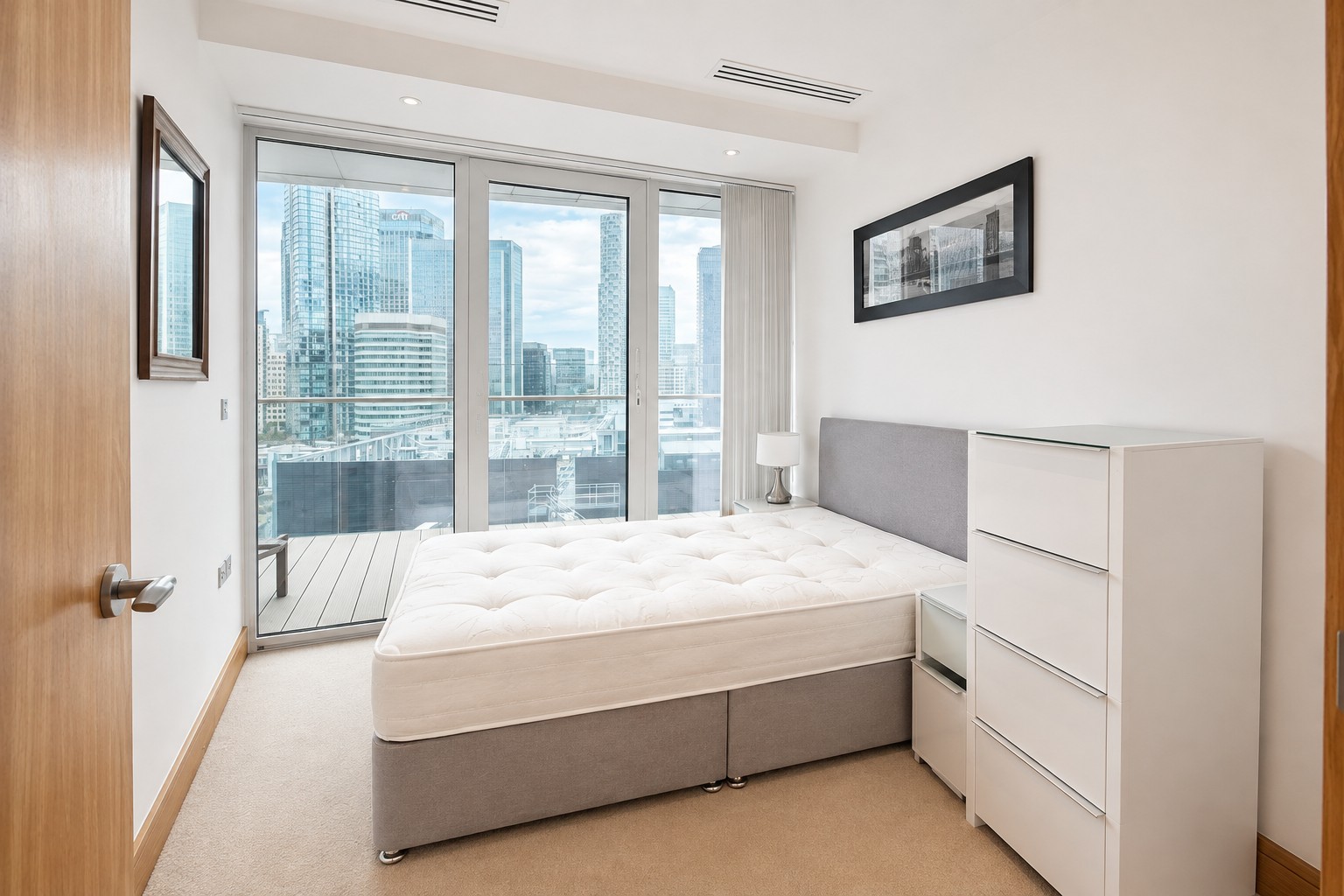 Stunning Two Bedroom Apartment with Balcony in Arena Tower, Canary Wharf Image 6