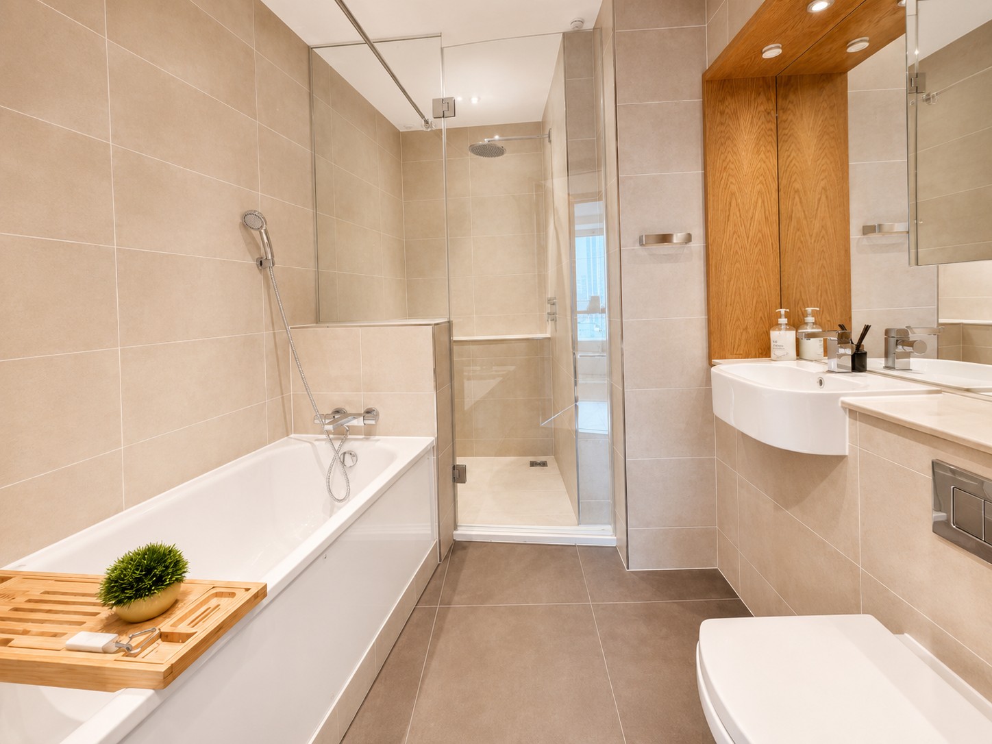 Stunning Two Bedroom Apartment with Balcony in Arena Tower, Canary Wharf Image 9