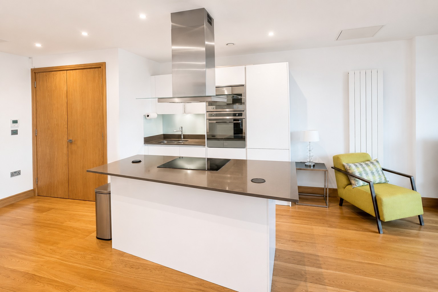 Stunning Two Bedroom Apartment with Balcony in Arena Tower, Canary Wharf Image 4