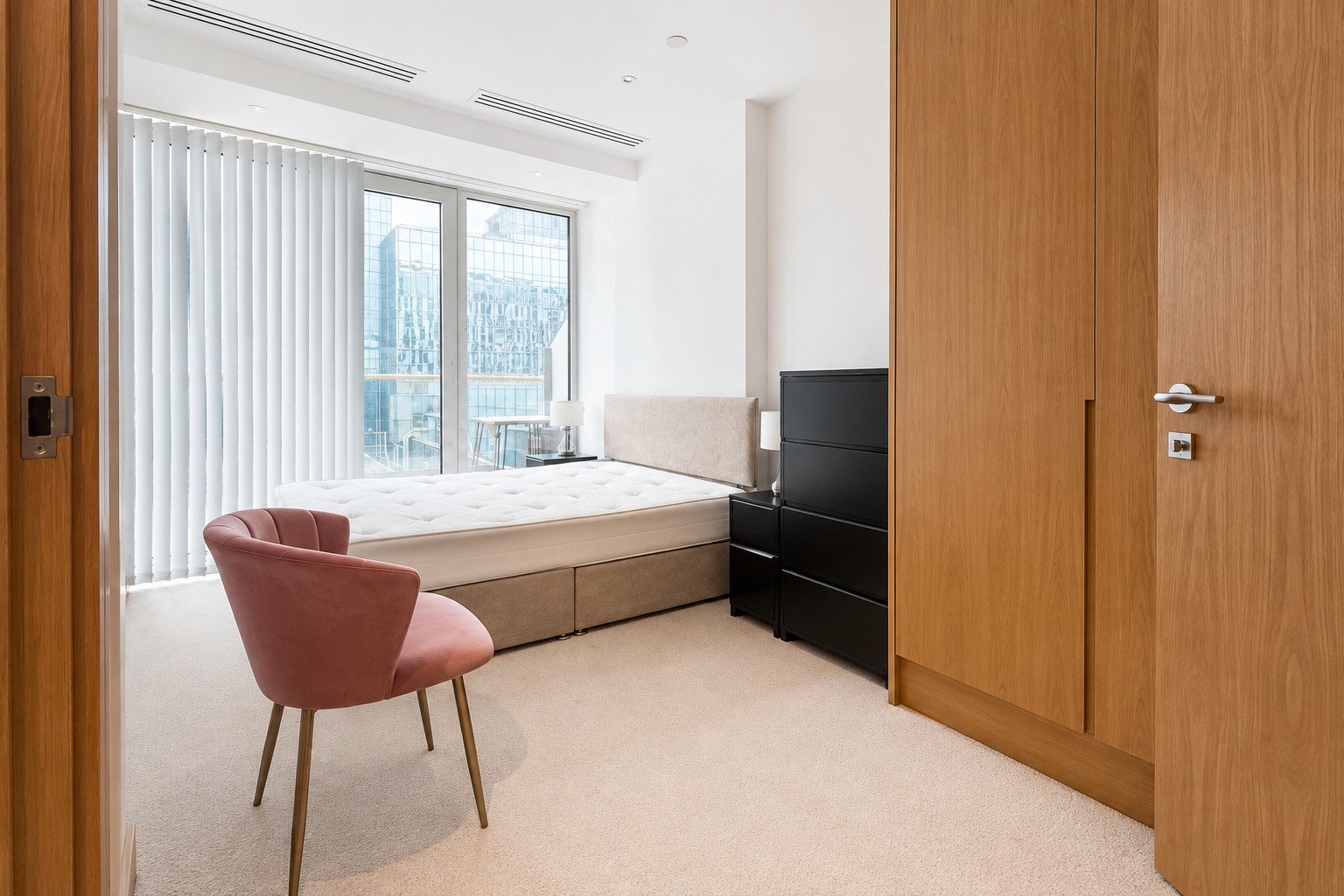 Stunning Two Bedroom Apartment with Balcony in Arena Tower, Canary Wharf Image 7