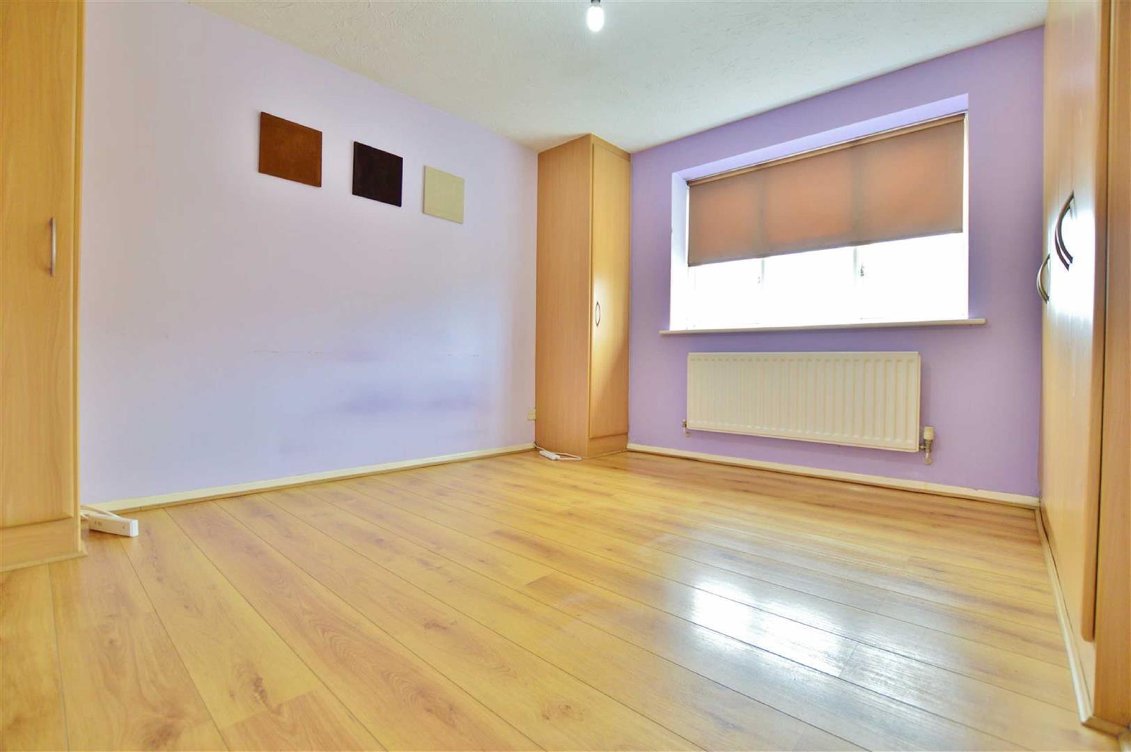 Cobham Close, Cippenham Image 4