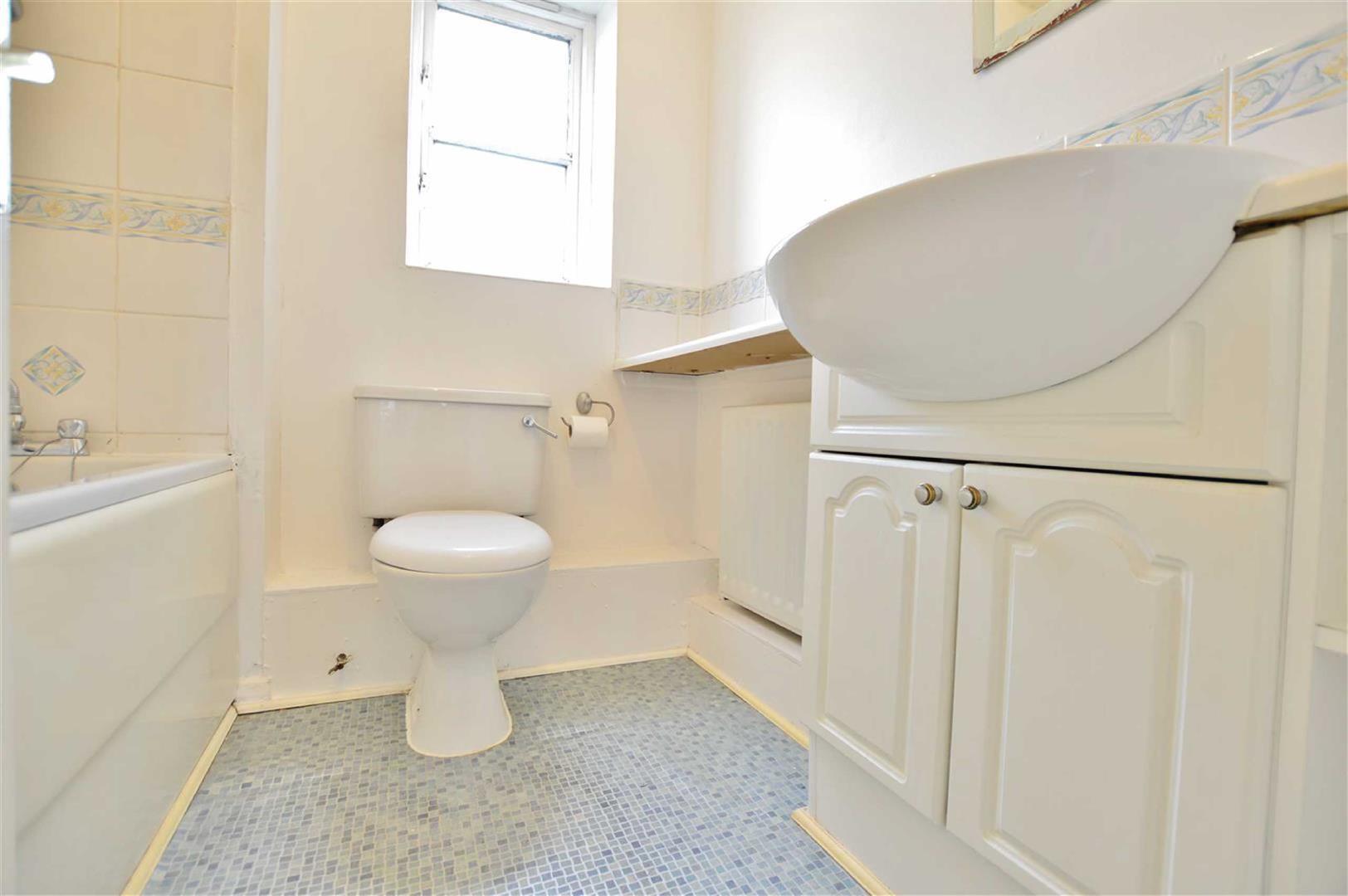 Cobham Close, Cippenham Image 5