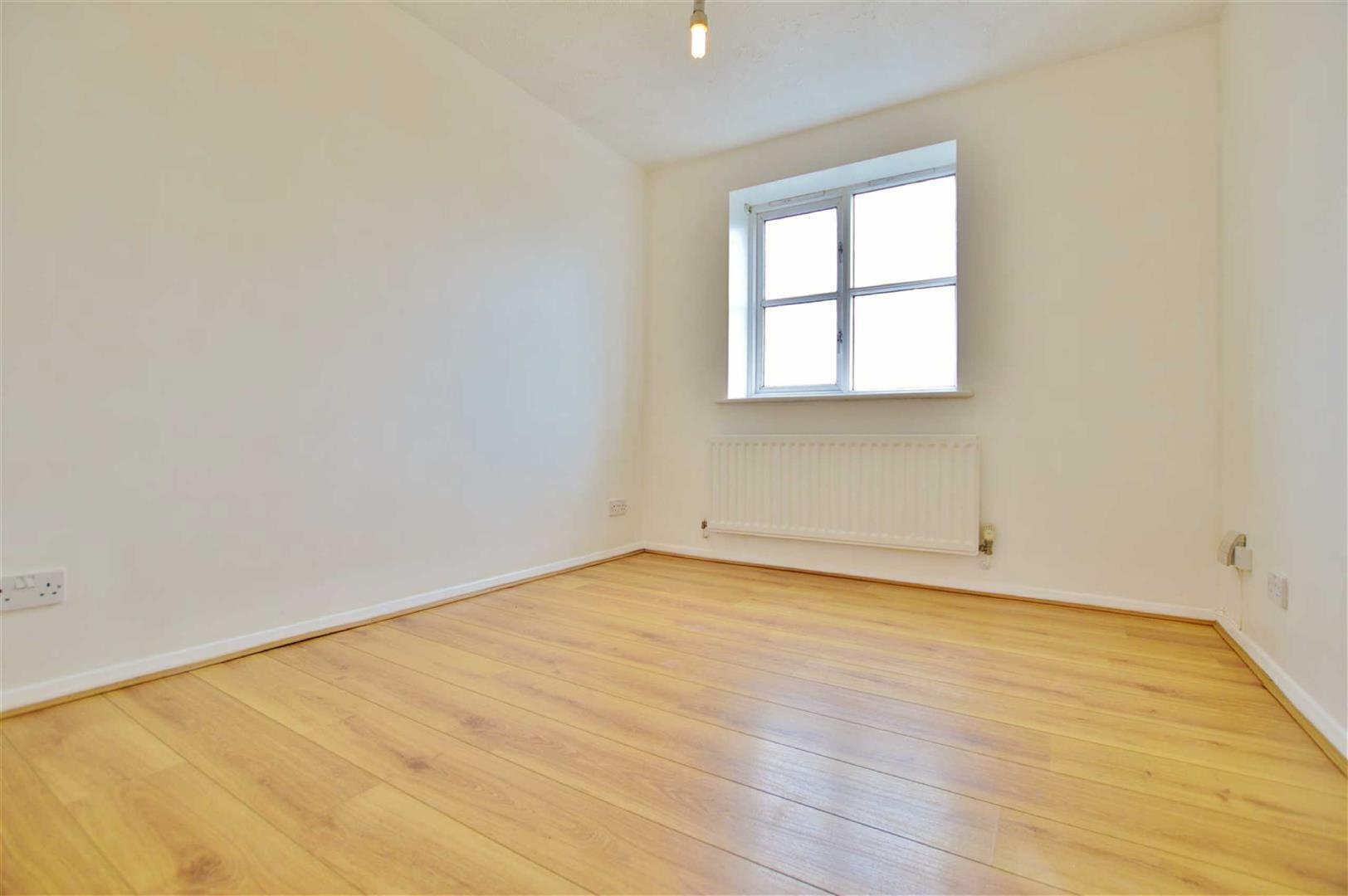 Cobham Close, Cippenham Image 6